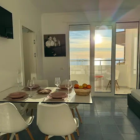 Beachfront Marilyn *