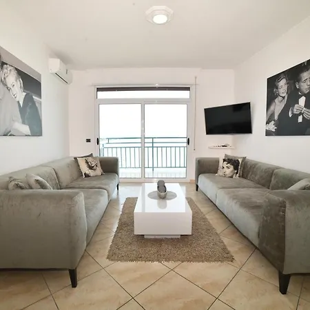 Beachfront Marilyn *