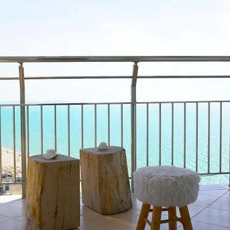 Beachfront Marilyn *