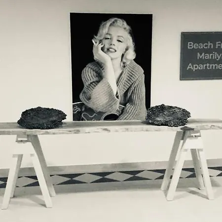 Beachfront Marilyn *