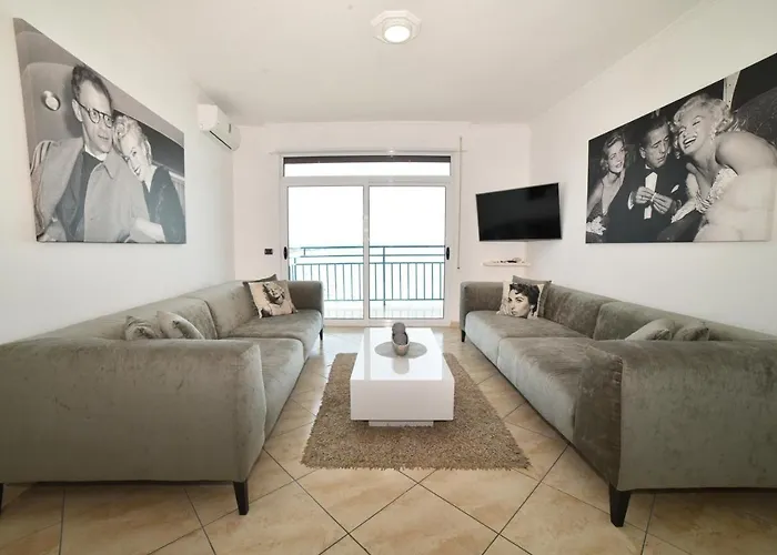 Beachfront Marilyn *