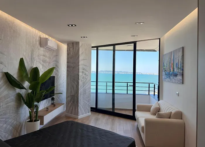 Beachfront Marilyn Daire